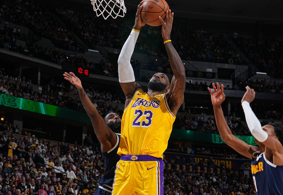 华体会hth sports-詹姆斯200岁还能扣太离谱!本人回应朋友称赞:6个笑哭了表情